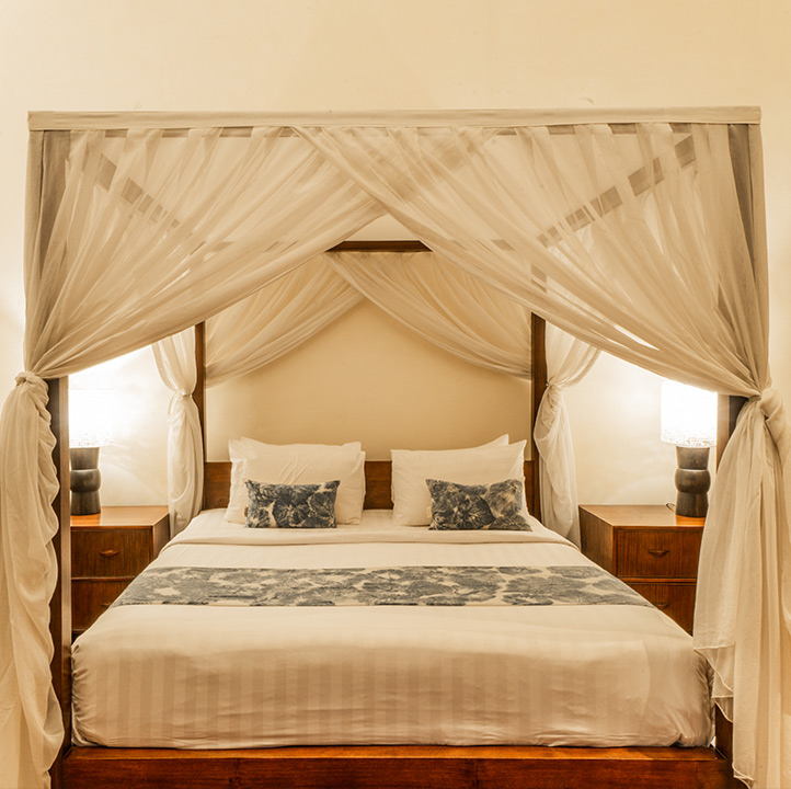 Villa Gracie - master bedroom with bed curtain / mosquito net bed