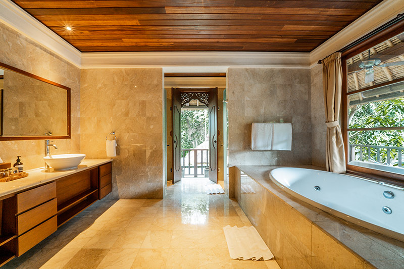 Villa Gracie - master bathroom with bathub and wastafle