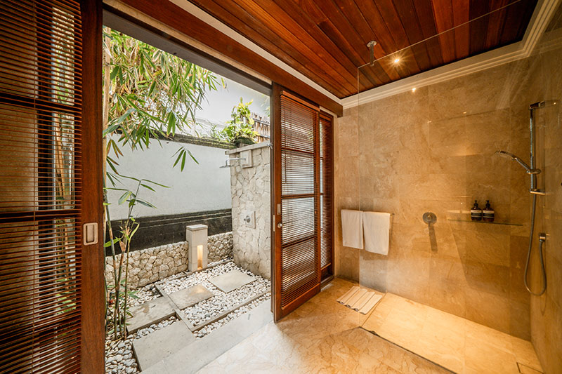 Villa Gracie - bathroom with indoor and outdoor shower