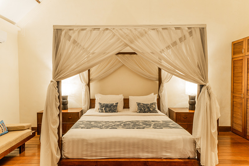 Villa Gracie - master bedroom with bed curtain / mosquito net bed